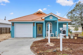 Sunshine House! 3BR 2BA Sleeps 9! Your perfect retreat for comfort and style